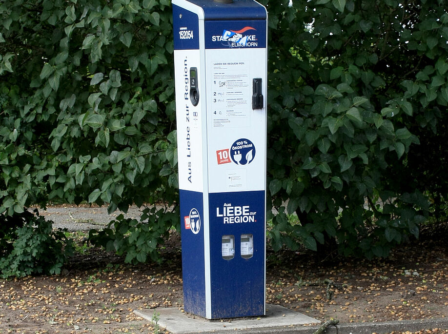 Eine AC Ladestation an einem kleinen Parkplatz